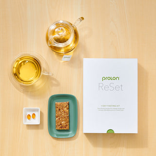 ProLon ReSet Box mit L-Bar, Algenölkapseln und einer Tasse Tee