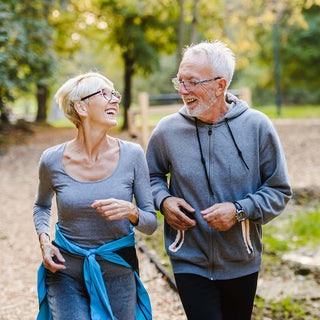 Älteres Ehepaar joggt