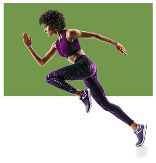 Fasting Bar und Spot: Sprintende Frau in Sportkleidung auf grünem Hintergrund