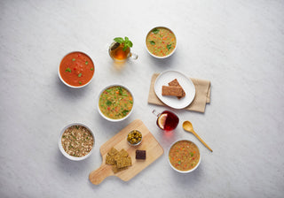 Der Inhalt der ProLon 5-Day Box: Suppen, Gemüseeintöpfe, Schoko- und Nussriegel, Oliven und Pfefferminztee