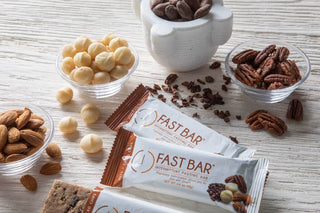 Der Fasting Bar Nuts & Cacao Chips mit Macadamia, Mandeln, Pecannüssen und Schokolade